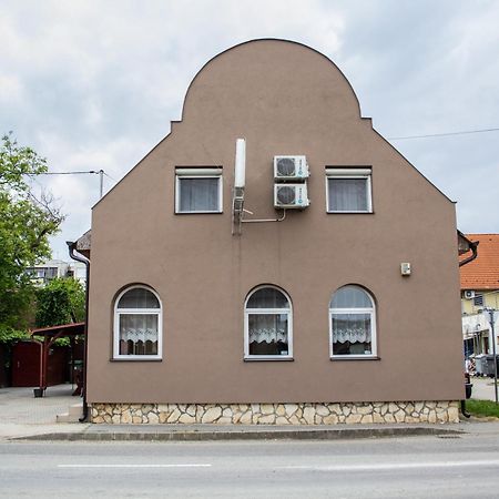 Fitt Panzió Hotel Sásd Exterior foto