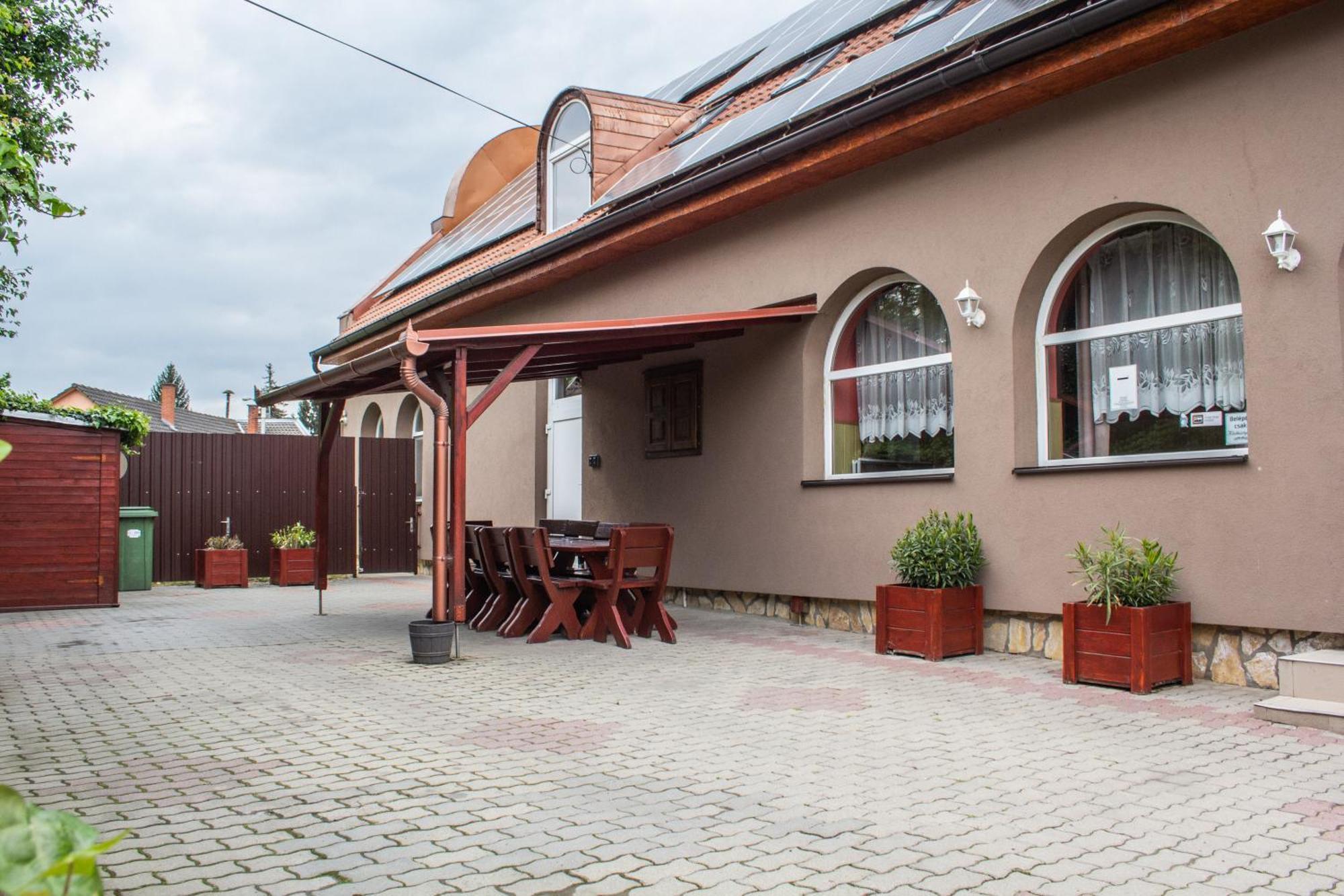 Fitt Panzió Hotel Sásd Exterior foto
